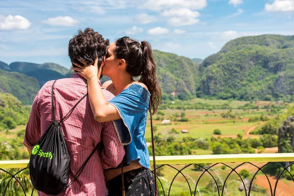 Vinales, Küba - 13 Mayıs 2017: Kadın ve erkek Vinales Vadisi arka planda. Metin için yer kopyalayın.