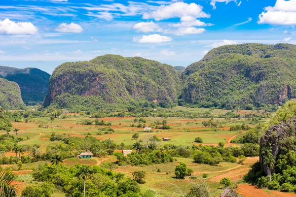 Vista del valle de Vinales, Pinar del Río, Cuba. Copiar espacio para texto . — Foto de Stock