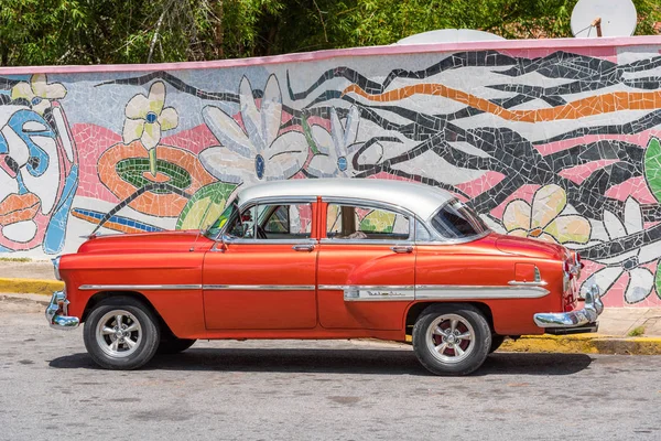 Viñales, kubai - 2017. május 13.: Amerikai piros retro autó. Hely, a szöveg másolása. — Stock Fotó