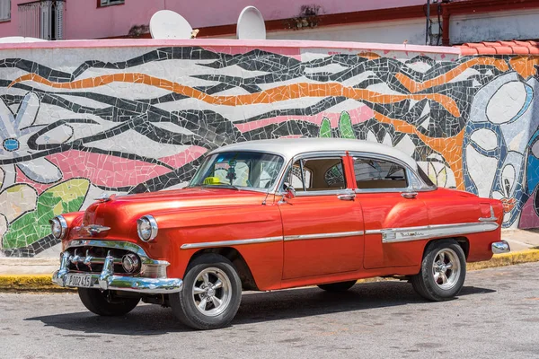 Vinales, Küba - 13 Mayıs 2017: Amerikan kırmızı retro otomobil. Metin için yer kopyalayın.               
