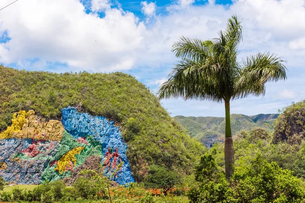 VINALES, CUBA - 13 DE MAYO DE 2017: Vista del Mural en el Valle de Vinales. Copiar espacio para texto . — Foto de Stock