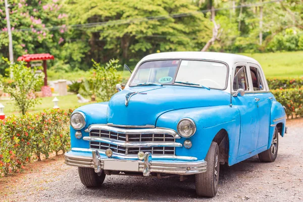 道路、ビニャーレス、ピナール ・ デル ・ リオ、キューバのアメリカのレトロな車。コピーのテキストのための領域. — ストック写真