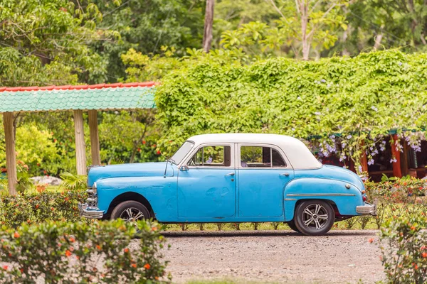 Coche retro americano en la carretera, Vinales, Pinar del Río, Cuba. Copiar espacio para texto . — Foto de Stock