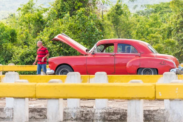 VINALES, CUBA - 13 DE MAYO DE 2017: Coche retro rojo estadounidense en la pista. Copiar espacio para texto . — Foto de Stock