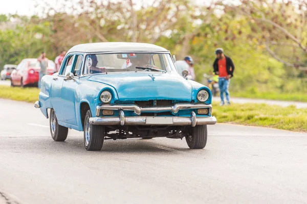 Coche retro americano en la carretera, Vinales, Pinar del Río, Cuba. Copiar espacio para texto . — Foto de Stock