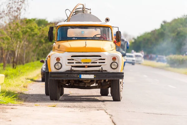 Auto na silnici, Vinales, Pinar del Rio, Kuba. Kopírovat prostor pro text. — Stock fotografie