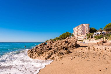 Miami Platja, İspanya - 13 Eylül 2017: Kumlu plaj görünümü. Metin için yer kopyalayın.