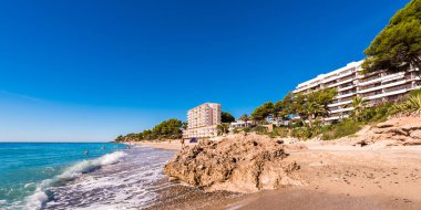 Miami Platja, İspanya - 13 Eylül 2017: Kumlu plaj görünümü. Metin için yer kopyalayın.