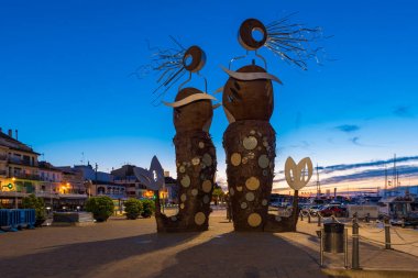 Cambrils, İspanya - 16 Eylül 2017: Görünüm şehir ve modern heykel 