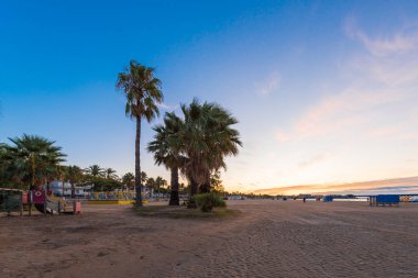 Cambrils, Catalonia, İspanya'nın sahilde günbatımı. Metin için yer kopyalayın.