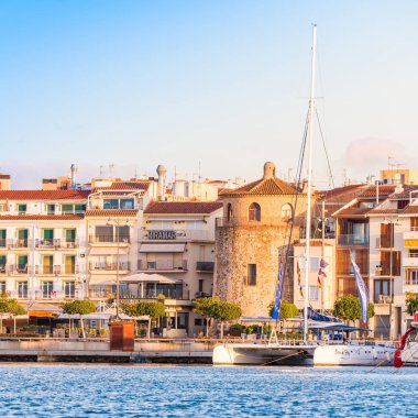 Cambrils, İspanya - 16 Eylül 2017: Bağlantı noktası ve museu d'Hist görünümünü ' ria de Cambrils - Torre del Port. Metin için yer kopyalayın.