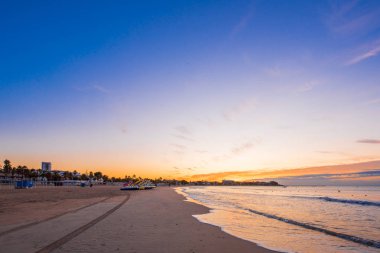 Cambrils, Catalonia, İspanya'nın sahilde günbatımı. Metin için yer kopyalayın.