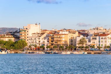 Cambrils, İspanya - 16 Eylül 2017: Bağlantı noktası ve museu d'Hist görünümünü ' ria de Cambrils - Torre del Port. Metin için yer kopyalayın.