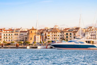 Cambrils, İspanya - 16 Eylül 2017: Bağlantı noktası ve museu d'Hist görünümünü ' ria de Cambrils - Torre del Port. Metin için yer kopyalayın.