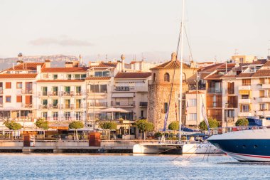 Cambrils, İspanya - 16 Eylül 2017: Bağlantı noktası ve museu d'Hist görünümünü ' ria de Cambrils - Torre del Port. Metin için yer kopyalayın.