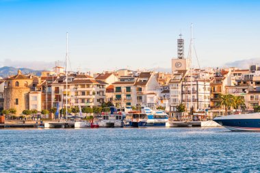 Cambrils, İspanya - 16 Eylül 2017: Bağlantı noktası ve museu d'Hist görünümünü ' ria de Cambrils - Torre del Port. Metin için yer kopyalayın.