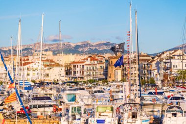 Cambrils, İspanya - 16 Eylül 2017: Bağlantı noktası ve museu d'Hist görünümünü ' ria de Cambrils - Torre del Port. Yakın çekim.