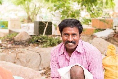 Puttaparthi, Andhra Pradesh - Hindistan - 22 Temmuz 2017: Hintli adam açık havada portresi. Metin için yer kopyalayın.     