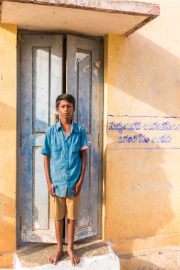 Puttaparthi, Andhra Pradesh, Hindistan - 9 Temmuz 2017: Hintli çocuk portresi. Metin için yer kopyalayın. Dikey.