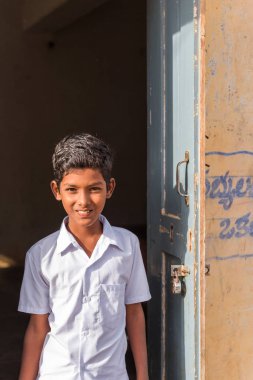 Puttaparthi, Andhra Pradesh, Hindistan - 9 Temmuz 2017: Hintli çocuk portresi. Metin için yer kopyalayın. Dikey.