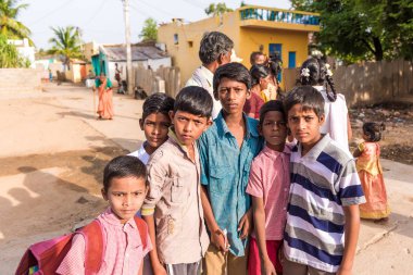 Puttaparthi, Andhra Pradesh, Hindistan - 9 Temmuz 2017: Sokakta Hintli erkek grup. Yakın çekim.