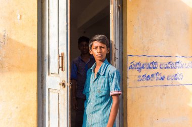 Puttaparthi, Andhra Pradesh, Hindistan - 9 Temmuz 2017: Hintli çocuk portresi. Metin için yer kopyalayın.