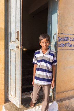 Puttaparthi, Andhra Pradesh, Hindistan - 9 Temmuz 2017: Hintli çocuk portresi. Metin için yer kopyalayın. Dikey.