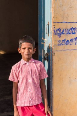 Puttaparthi, Andhra Pradesh, Hindistan - 9 Temmuz 2017: Hintli çocuk portresi. Metin için yer kopyalayın. Dikey.