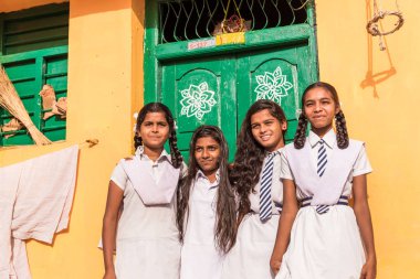 Puttaparthi, Andhra Pradesh, Hindistan - 9 Temmuz 2017: Hint kız öğrenciler grup. Metin için yer kopyalayın.