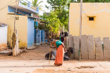 Puttaparthi, Andhra Pradesh, Hindistan - 9 Temmuz 2017: Yaşlı kadın kırsal bir sokakta. Metin için yer kopyalayın.                    