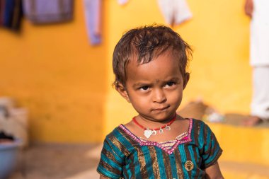 Puttaparthi, Andhra Pradesh, Hindistan - 9 Temmuz 2017: Küçük bir Hintli kız portresi. Yakın çekim.
