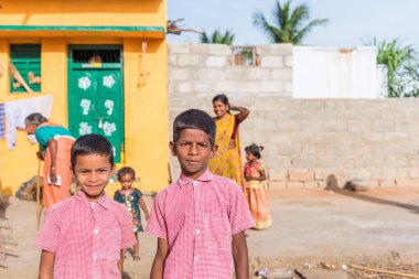 Puttaparthi, Andhra Pradesh, Hindistan - 9 Temmuz 2017: İki neşeli Hintli erkek portresi. Yakın çekim.