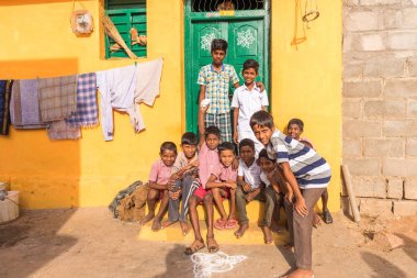 Puttaparthi, Andhra Pradesh, Hindistan - 9 Temmuz 2017: Sokakta Hintli erkek grup. Metin için yer kopyalayın.