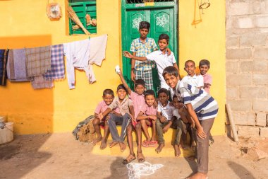 Puttaparthi, Andhra Pradesh, Hindistan - 9 Temmuz 2017: Sokakta Hintli erkek grup. Metin için yer kopyalayın.