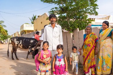 Puttaparthi, Andhra Pradesh, Hindistan - 9 Temmuz 2017: Hint aile sokak bir köyde. Metin için yer kopyalayın.
