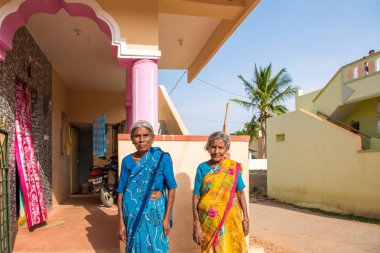 Puttaparthi, Andhra Pradesh, Hindistan - 9 Temmuz 2017: İki yaşlı Hintli kadın portresi. Metin için yer kopyalayın.