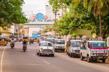 Puttaparthi, Andhra Pradesh, Hindistan - 9 Temmuz 2017: Arch-gates şehir. Metin için yer kopyalayın.