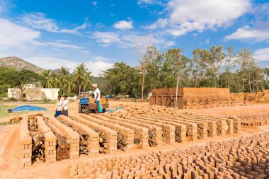 Puttaparthi, Andhra Pradesh, Hindistan - 9 Temmuz 2017: Hint Tuğla imalatı. Tuğla kurur. Metin için yer kopyalayın.