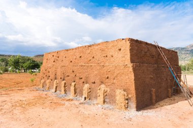Hint Tuğla imalatı. Tuğla kurur, Puttaparthi, Andhra Pradesh, Hindistan. Metin için yer kopyalayın.