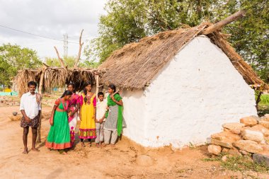 Puttaparthi, Andhra Pradesh, Hindistan - 9 Temmuz 2017: Hint aile evin yanında. Metin için yer kopyalayın.