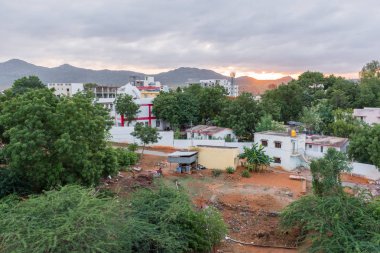 Binalar günbatımı arka planda, Puttaparthi, Andhra Pradesh, Hindistan. Metin için yer kopyalayın.                    