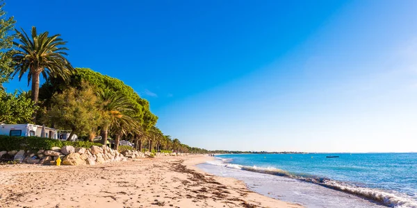 Miami Platja, Spanje - 13 September 2017: Uitzicht op het zandstrand. Ruimte voor tekst kopiëren. — Stockfoto