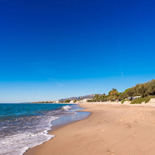 Zand strand in Miami Platja, Tarragona, Catalonië, Spanje. Ruimte voor tekst kopiëren. — Stockfoto