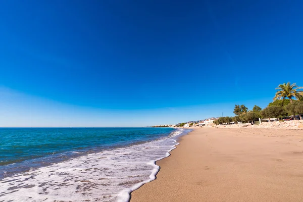 Písečná pláž v Miami Platja, Tarragona, Catalunya, Španělsko. Kopírovat prostor pro text. — Stock fotografie