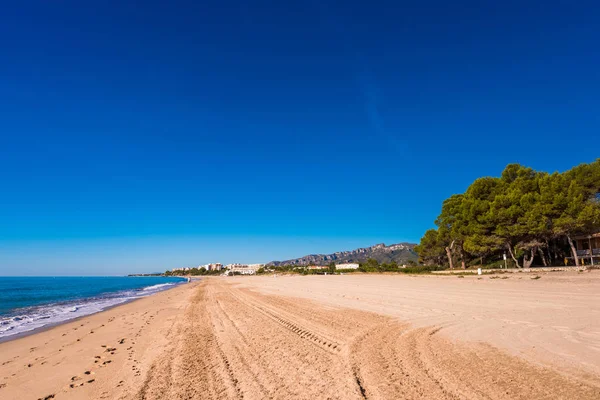 Praia de areia em Miami Platja, Tarragona, Catalunha, Espanha. Espaço de cópia para texto . — Fotografia de Stock