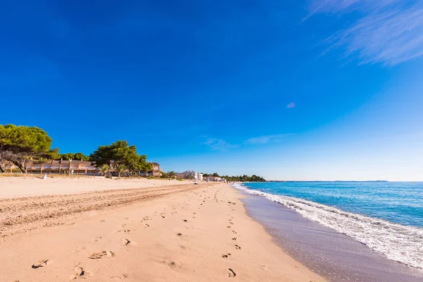 Praia de areia em Miami Platja, Tarragona, Catalunha, Espanha. Espaço de cópia para texto . — Fotografia de Stock