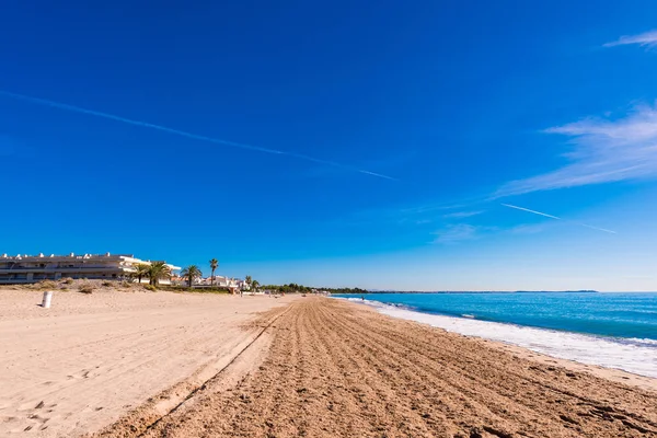 Praia de areia em Miami Platja, Tarragona, Catalunha, Espanha. Espaço de cópia para texto . — Fotografia de Stock