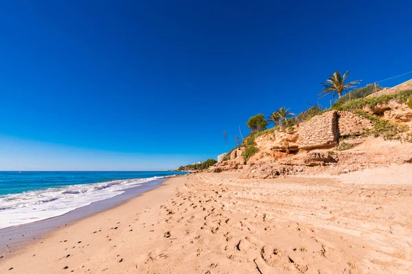 在迈阿密海滩，塔拉戈纳，加泰罗尼亚，西班牙的沙滩。复制文本的空间. — 图库照片