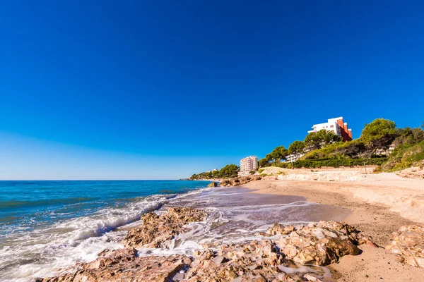 Praia de areia em Miami Platja, Tarragona, Catalunha, Espanha. Espaço de cópia para texto . — Fotografia de Stock