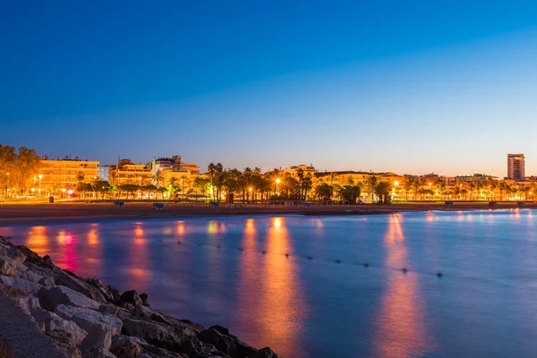 Embankment au coucher du soleil, Cambrils, Catalogne, Espagne. Espace de copie pour le texte . — Photo